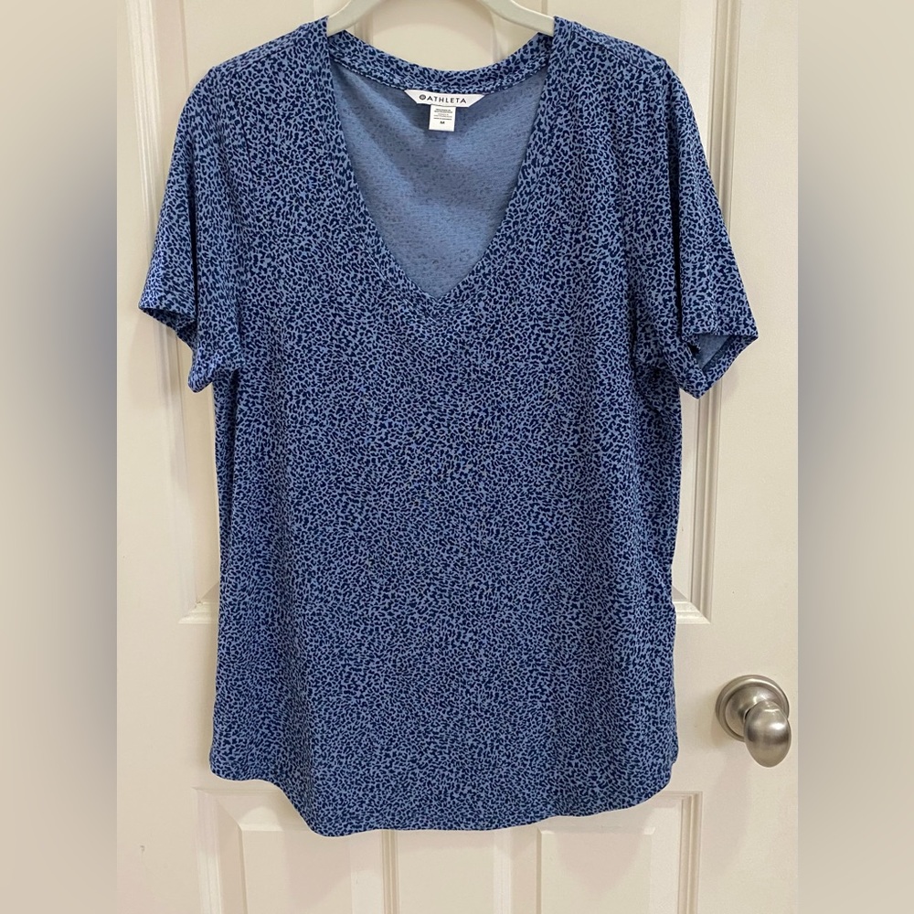Atheta Breezy V-neck short sleeve tee in animal print. Blue/Black Size -Medium